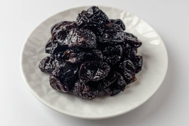 Kurutulmuş meyve tatlısı. Tatlı ve ekşi tatlı. Çiğnenmiş ve yumuşak erikler