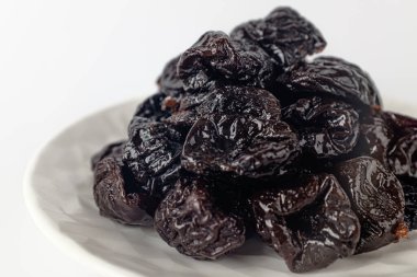 Kurutulmuş meyve tatlısı. Tatlı ve ekşi tatlı. Çiğnenmiş ve yumuşak erikler