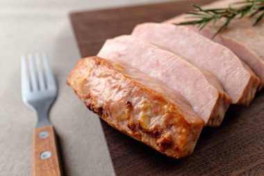 Domuz eti işlerken yapılan yemekler. İşlenmiş domuz eti. Konserve jambon. Domuz eti.