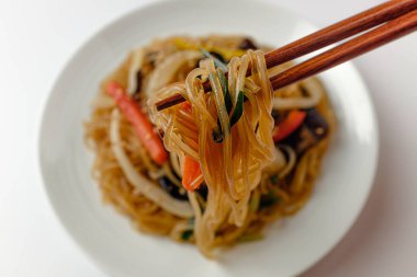 Vermicelli ile yapılmış yemek. Sebzeli yemek. Kore yemek kültürü