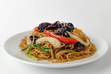 Vermicelli ile yapılmış yemek. Sebzeli yemek. Kore yemek kültürü