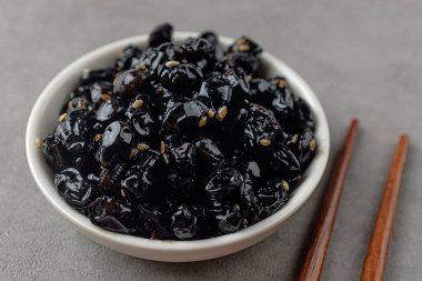 Fasulye kızartması. Kore yemek kültürü. Tuzlu ve tatlı fasulye