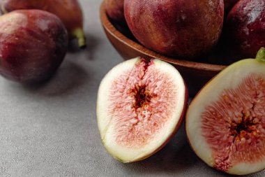 Tatlı ve yumuşak meyveler. meyve yiyen çiçekler. yuvarlak şekilli meyve