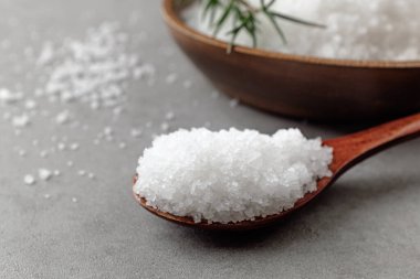 Beyaz tuz kristalleri. Yenilebilir tuz. Tuzlu tuz