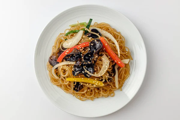 Vermicelli ile yapılmış yemek. Sebzeli yemek. Kore yemek kültürü