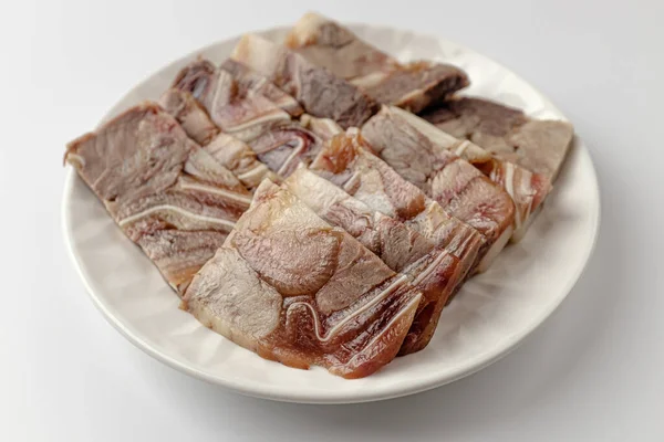 Haşlanmış domuz etiyle yapılmış yemekler. Domuz eti ezerek yapılan bir yemek. yumuşak ve çiğnenmiş et