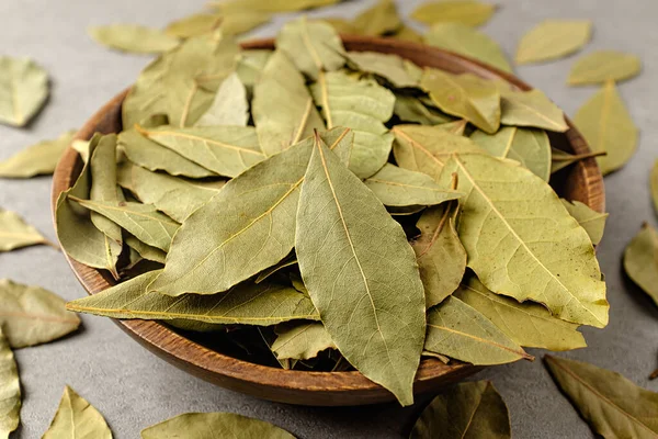 Güzel kokulu yapraklar. Baharat olarak kullanılan bitkiler. Kurumuş yapraklar