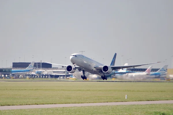 Amsterdam airport schiphol kalkan uçak. — Stok fotoğraf