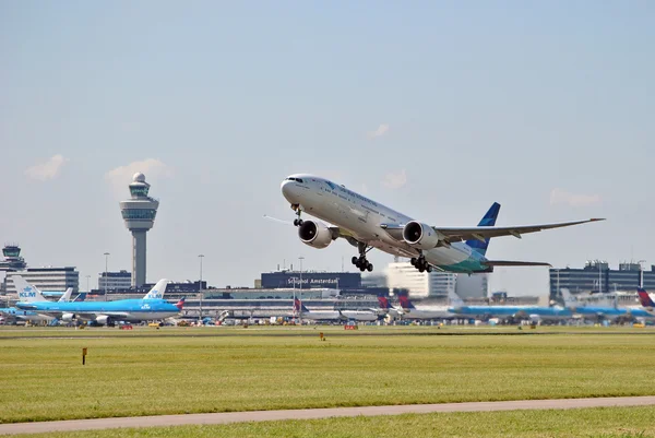 Airplane departing from Amsterdam Airport Schiphol. — Stock Photo, Image