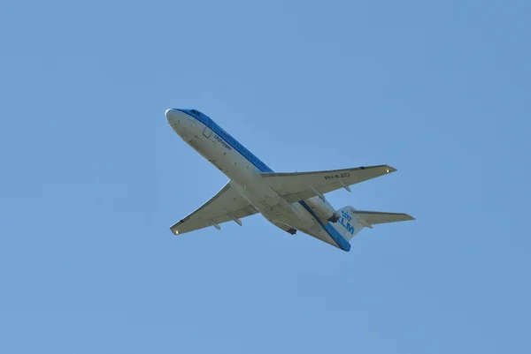 KLM Cityhopper departing from Amsterdam Airport Schiphol. — Stock Photo, Image