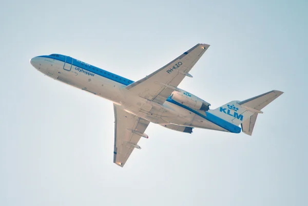 KLM Cityhopper departing from Amsterdam Airport Schiphol. — Stock Photo, Image