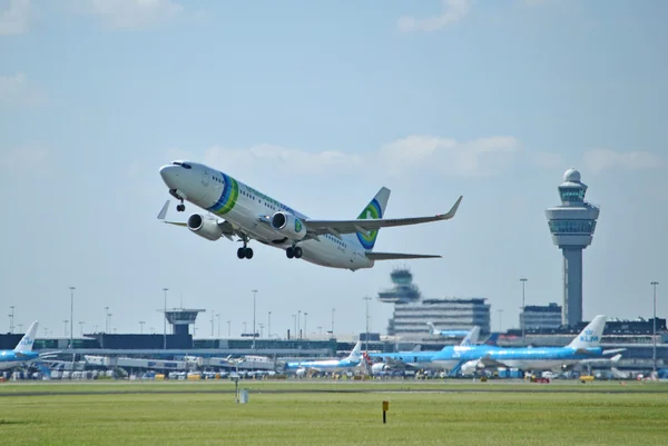 Amsterdam airport schiphol kalkan uçak. — Stok fotoğraf