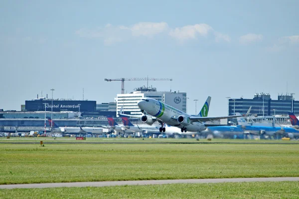 Avião com partida do Aeroporto de Amesterdão Schiphol . — Fotografia de Stock