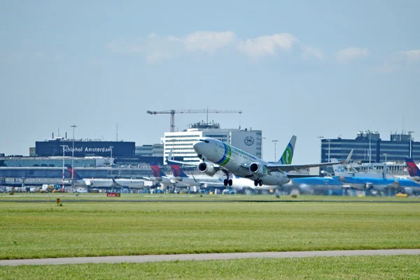 Vliegtuig vertrekt vanaf schiphol. — Stockfoto