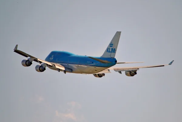 KLM Cityhopper departing from Amsterdam Airport Schiphol. — Stock Photo, Image