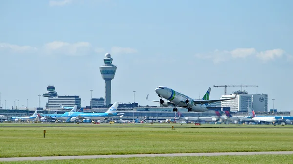 Airplane departing from Amsterdam Airport Schiphol. — Stock Photo, Image