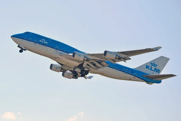 KLM Cityhopper departing from Amsterdam Airport Schiphol. — Stock Photo, Image
