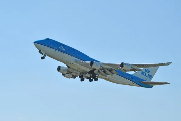 Klm cityhopper 从阿姆斯特丹史基浦机场起飞. — 图库照片