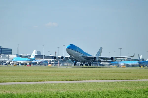 Klm cityhopper 从阿姆斯特丹史基浦机场起飞. — 图库照片