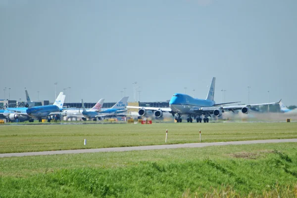 Amsterdam airport schiphol kalkan uçak. — Stok fotoğraf