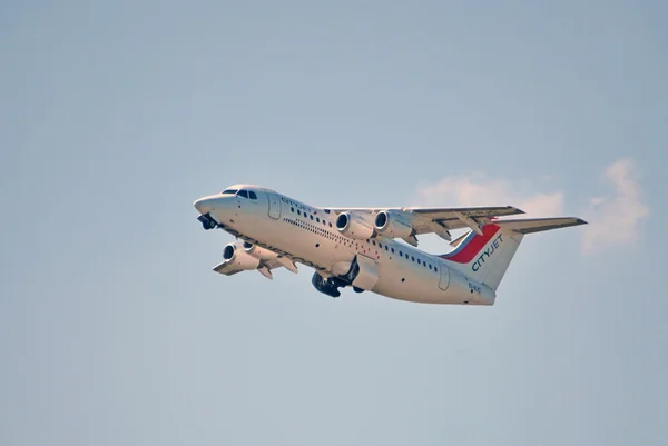 Airplane departing from Amsterdam Airport Schiphol. — Stock Photo, Image