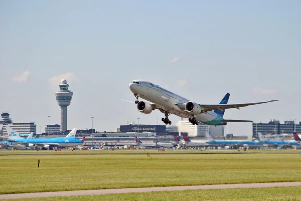 Avião com partida do Aeroporto de Amesterdão Schiphol . — Fotografia de Stock