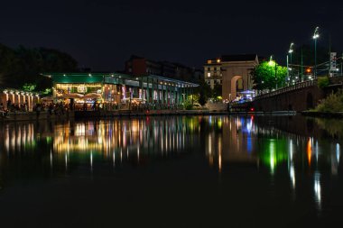 Milano, İtalya, 15.08.2020: Renkli, çarpıcı Milan tersanesi, Darsena di Milano bölgesi gece boyunca. Uzun pozlu fotoğrafçılık