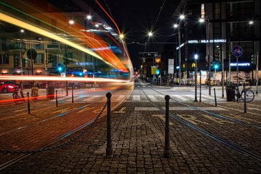 Milano, İtalya, 15.08.2020: Milano 'da çarpıcı, renkli hayalet çizgileri oluşturarak geçen bir tramvayı uzun süre çekmek