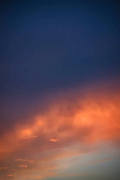 Céu Noturno Dourado Roxo Com Nuvens Milão — Fotografia de Stock