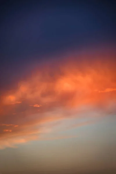 Céu Noturno Dourado Roxo Com Nuvens Milão — Fotografia de Stock