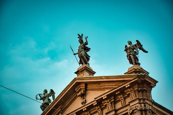 Milano Itália 2020 Estátuas Tocadas Pelo Sol Topo Igreja San — Fotografia de Stock