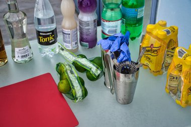 Milan, İtalya, 19 Eylül 2020: Paslanmaz çelik kokteyl karıştırıcısı mojito ve caipirinha kokteylleri için malzemelerle yakın plan