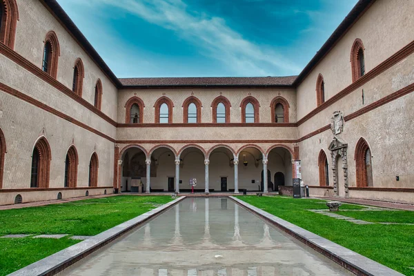 Piccolo Giardino Interno Con Lago Artificiale Nel Magnifico Castello Sforzesco — Foto Stock