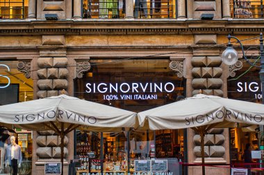 Milan, İtalya 22 Ağustos 2020: Signorvino İtalyan şarap dükkanı ve Dante Caddesi üzerindeki Milan 'ın tarihi merkezinde bir mağaza