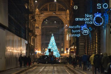 Milan, İtalya 12.12.2020 Vittorio Emanuele II Galerisi 'nde renkli, parlak, dekoratif Swarovski Noel ağacı