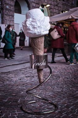 Milan, İtalya 12.12.2020, Milan Dante alışveriş caddesinde dev Venchi Dondurma heykeli