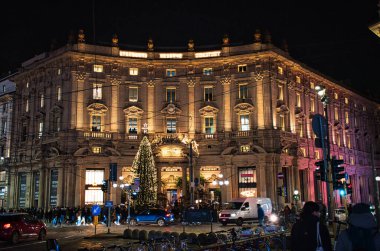 Milan, İtalya 12.12.2020, Milano 'da Noel süslü Starbucks Mağazası