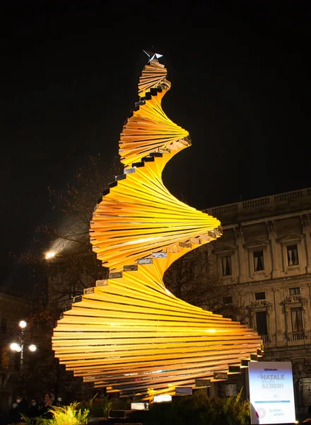 Мілан Італія 2020 Яскравий Яскравий Декоративний Дизайнер Різдвяних Дерев Вулицях — стокове фото