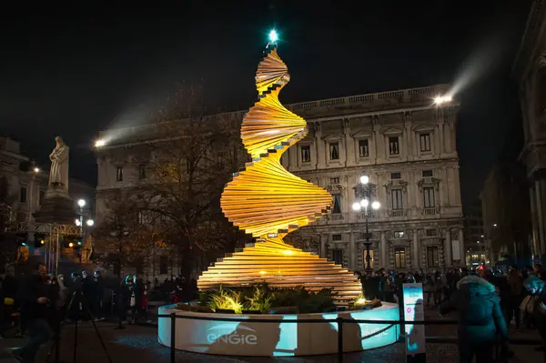 Milánó Olaszország 2020 Színes Ragyogó Dekoratív Tervező Karácsonyfa Milánó Utcáin — Stock Fotó