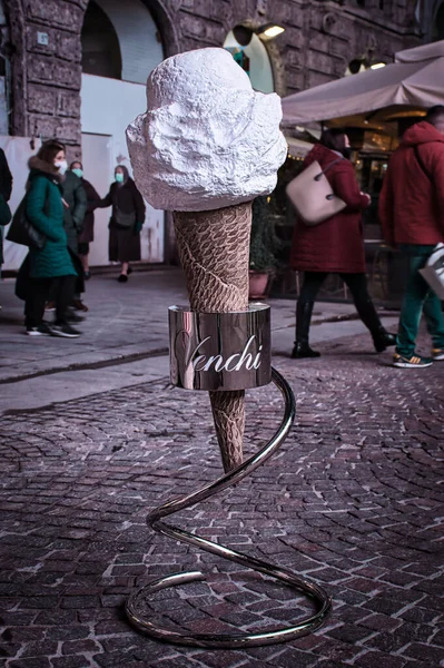 Milán Italia 2020 Estatua Gigante Del Helado Venchi Calle Comercial Imágenes de stock libres de derechos