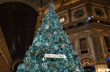 Milan, İtalya 12.12.2020 Vittorio Emanuele II Galerisi 'nde renkli, parlak, dekoratif Swarovski Noel ağacı