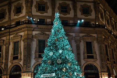 Milan, İtalya 12.12.2020 Vittorio Emanuele II Galerisi 'nde renkli, parlak, dekoratif Swarovski Noel ağacı