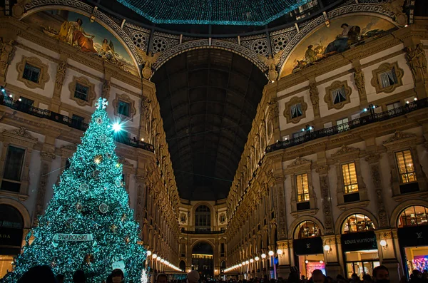 Milan Itálie 2020 Barevný Zářící Dekorativní Vánoční Stromek Swarovski Vittoriu — Stock fotografie