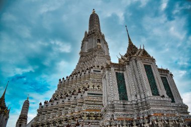 Bangkok, Tayland 08.20.2019 Şafak Tapınağı, Wat Arun bir Budist tapınağıdır ve adını Hindu tanrısı Aruna 'dan almıştır.