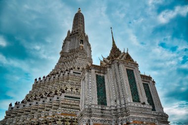 Bangkok, Tayland 08.20.2019 Şafak Tapınağı, Wat Arun bir Budist tapınağıdır ve adını Hindu tanrısı Aruna 'dan almıştır.