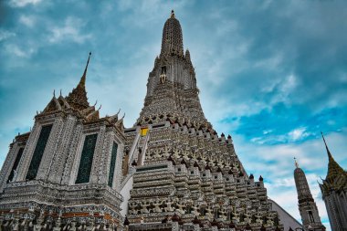 Bangkok, Tayland 08.20.2019 Şafak Tapınağı, Wat Arun bir Budist tapınağıdır ve adını Hindu tanrısı Aruna 'dan almıştır.
