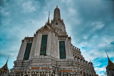 Bangkok, Tayland 08.20.2019 Şafak Tapınağı, Wat Arun bir Budist tapınağıdır ve adını Hindu tanrısı Aruna 'dan almıştır.