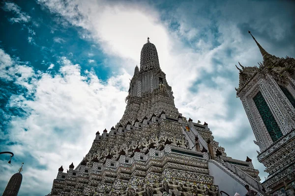 2019年8月20日黎明寺 Temple Dawn Wat Arun 是一座佛教寺庙 得名于印度教神阿努纳 Aruna 通常被称为太阳升起的光芒 — 图库照片