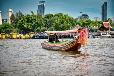 Bangkok, Tayland 08.20.2019 Chao Phraya nehri üzerindeki renkli uzun kuyruklu tekne