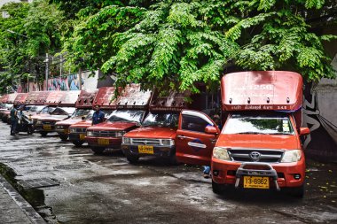 Bangkok, Tayland 08.20.2019 Minibuslar Taksin Köprüsü altında yolcuları bekliyor, Chao Phraya Nehri 'ndeki Sathorn İskelesi manzarası